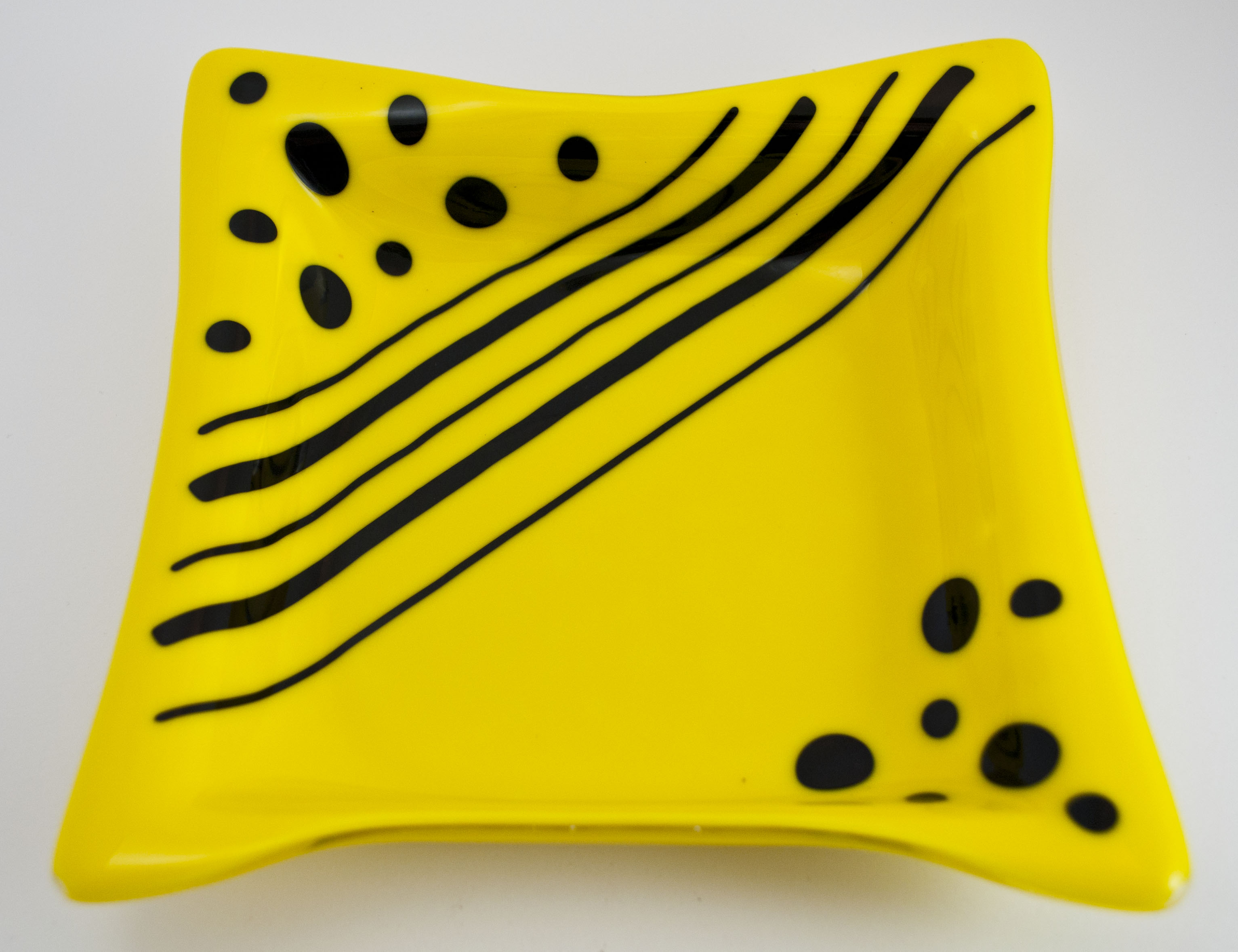 Yellow dish with black dots stripes