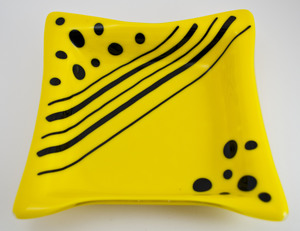 Thumb yellow dish with black dots stripes